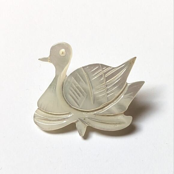 Vintage Carved Mother Of Pearl Shell Figural Nesting Duck Swan Delicate Brooch - Picture 1 of 4